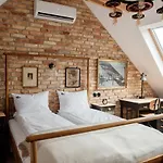 شقة فندقية Loftlakasom**** Veszprém
